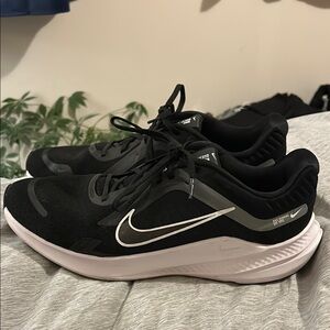 Nike Quest 5 Black and White Men’s Sneakers Size 11.5